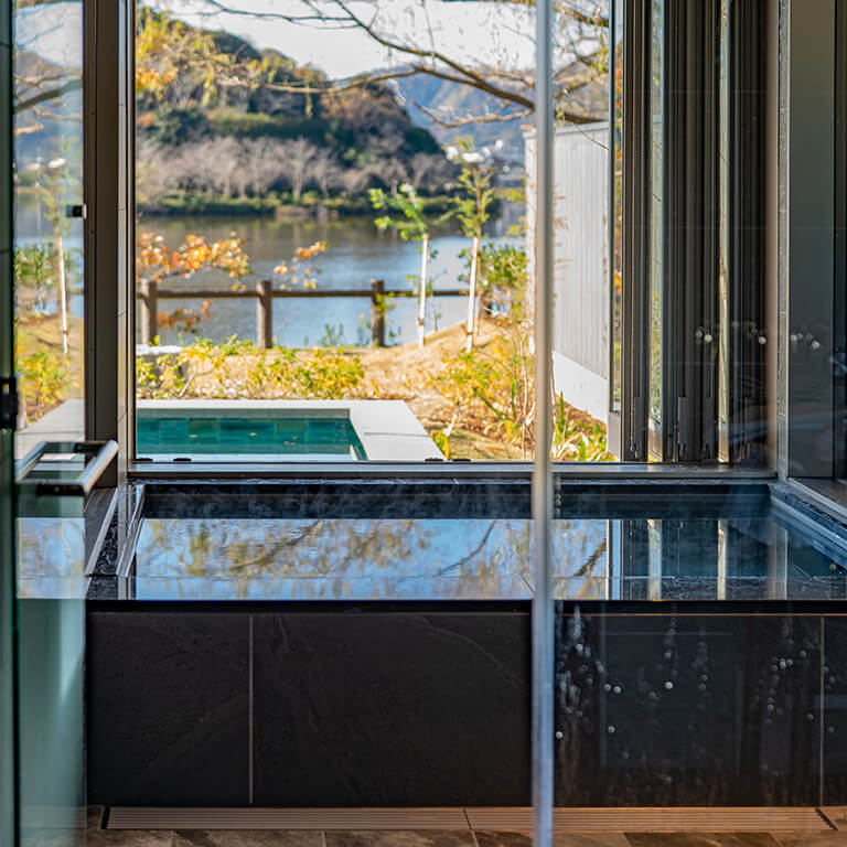 快適な半露天温泉風呂