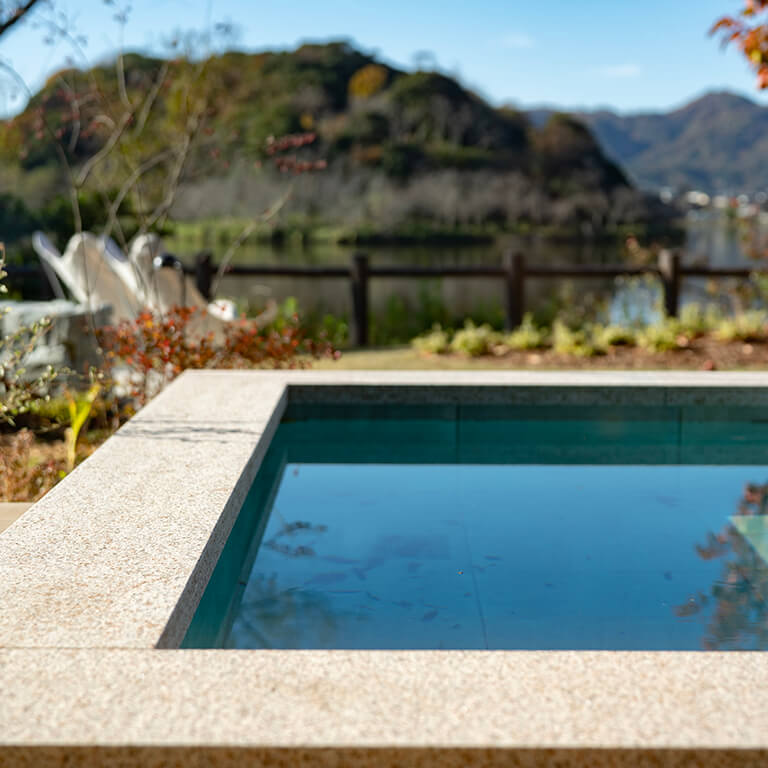 夏を満喫するプール